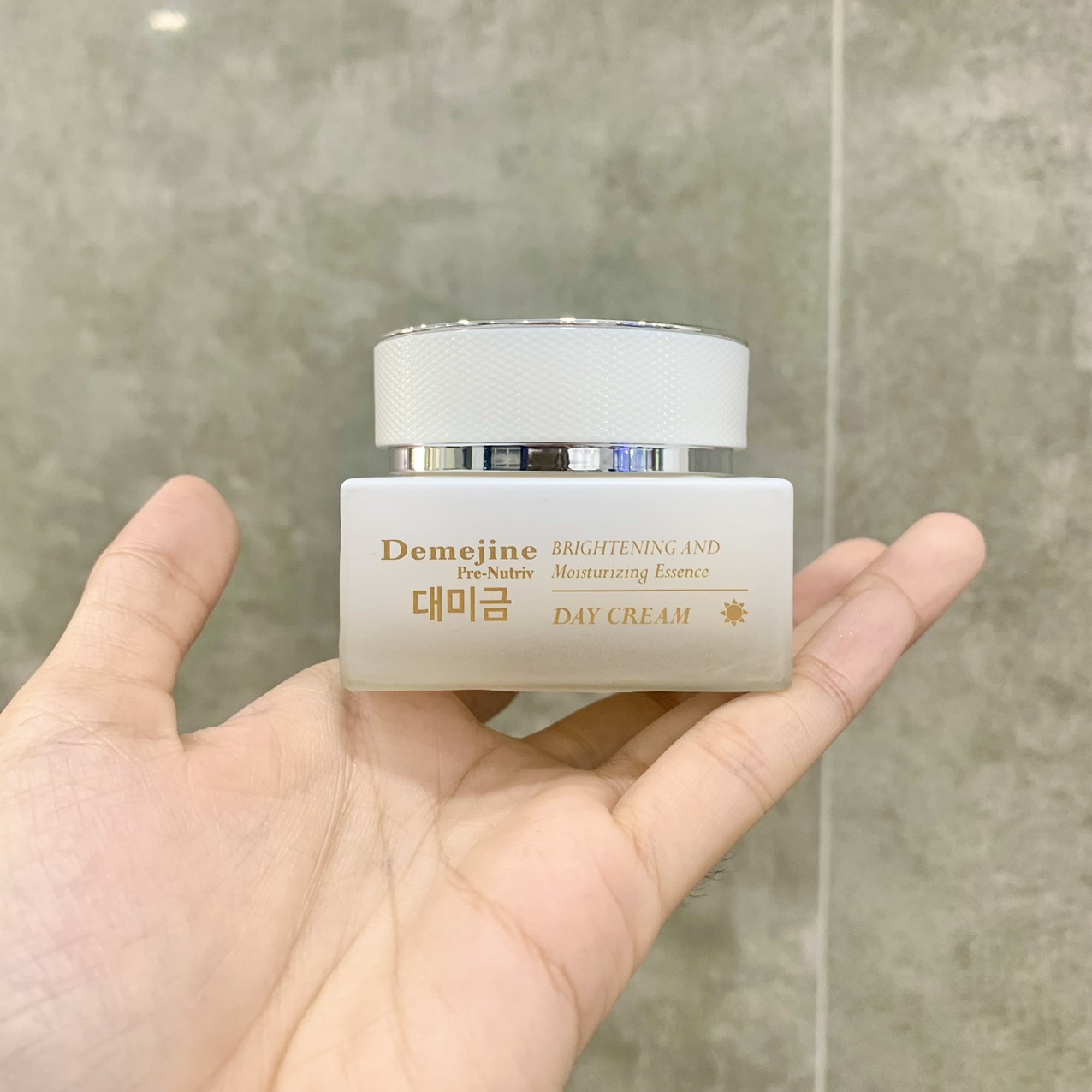 Mặt trước hũ kem với nhận diện Demejine Day Cream