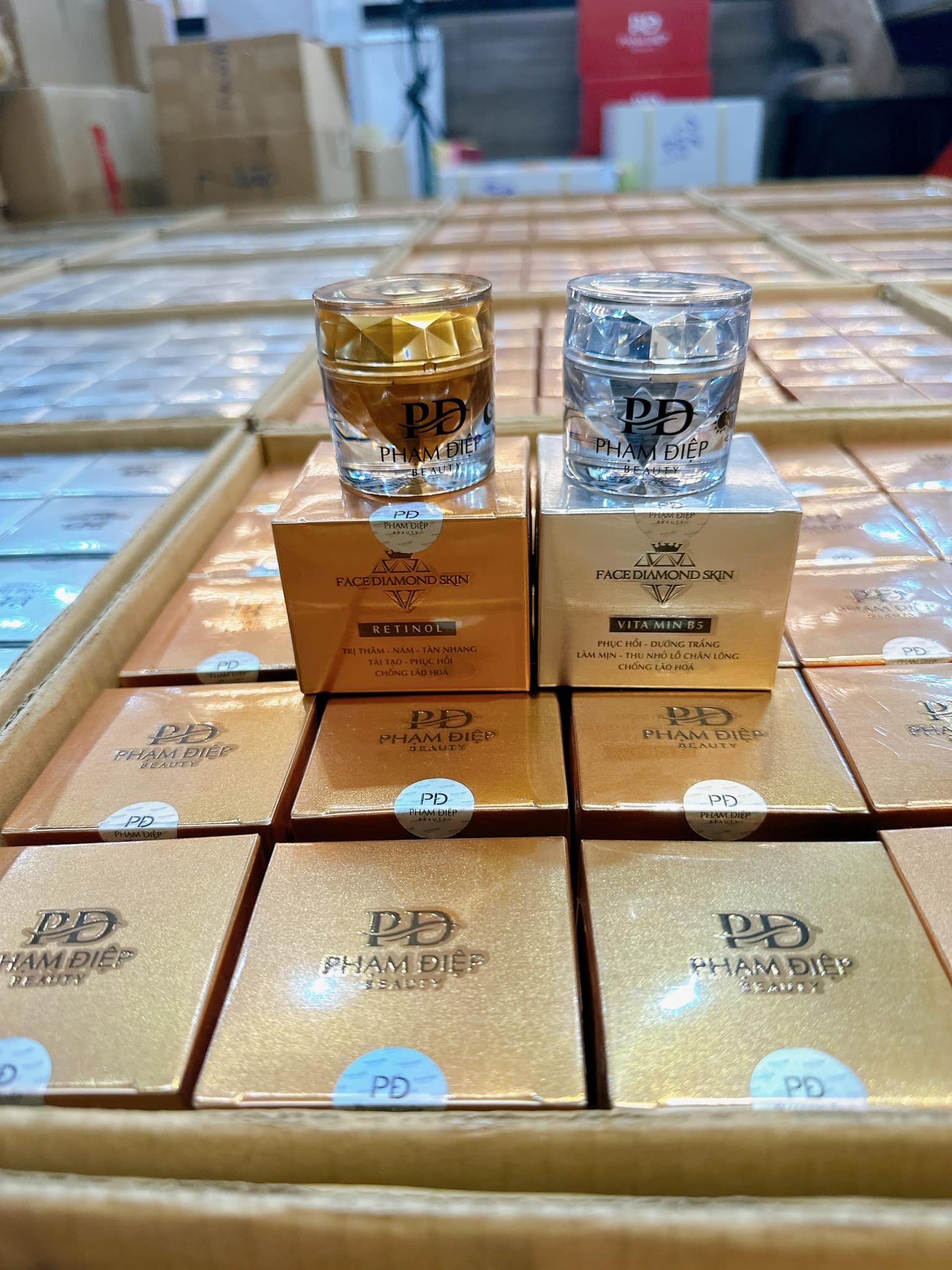 Hình ảnh sản phẩm kèm hộp, phân biệt phiên bản Retinol (vàng) trong dòng Diamond Skin