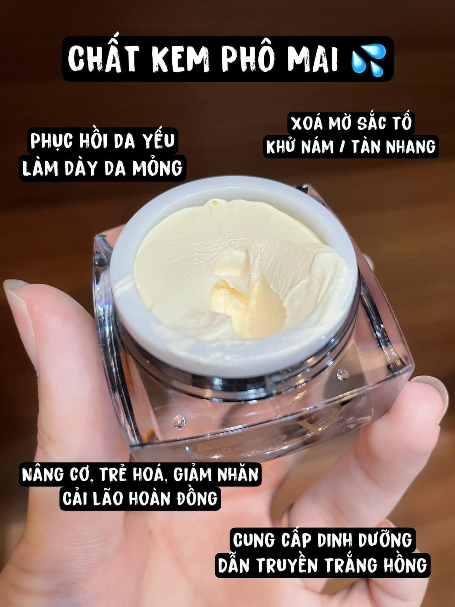 Cận cảnh chất kem đặc màu sáng trong hũ
