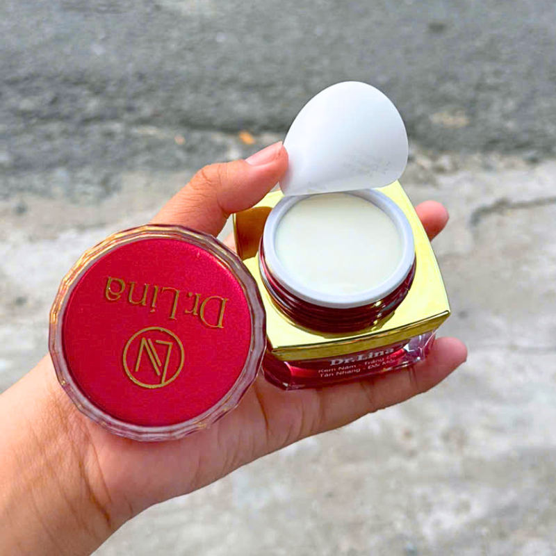 Chất kem màu trắng bên trong hũ