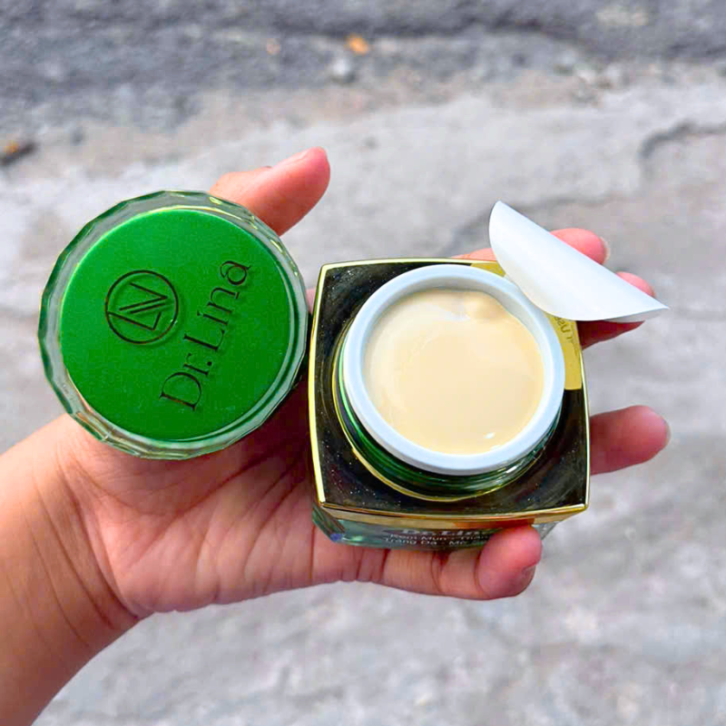 Phần kem bên trong hũ sau khi mở nắp