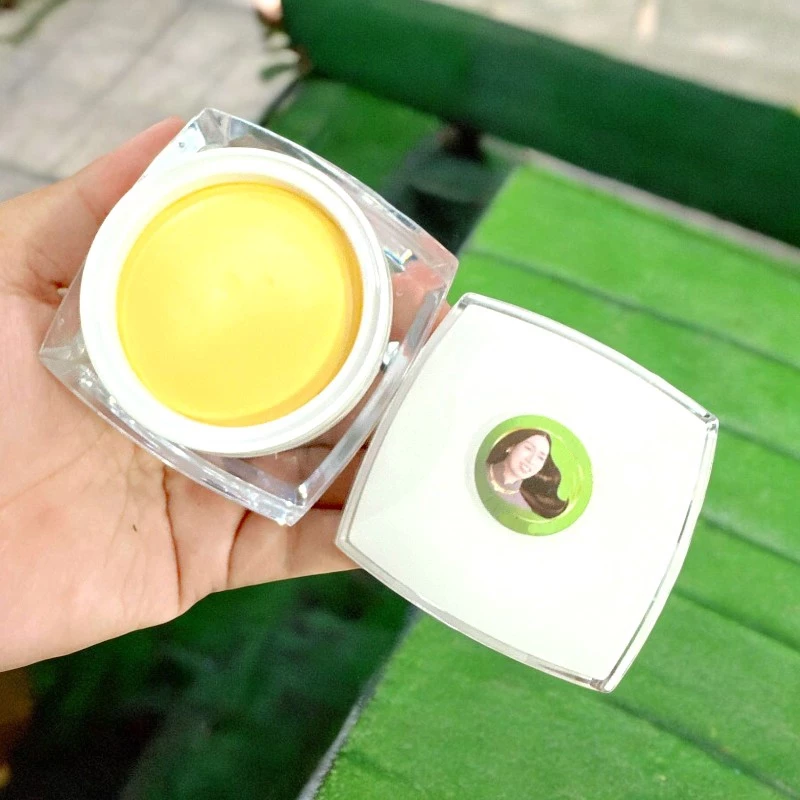 Mở nắp hũ kem, thấy kết cấu màu vàng nhạt