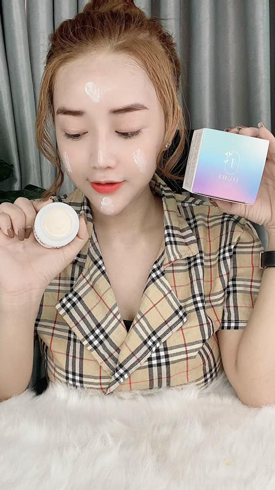 Chất kem sáng màu khi chấm trực tiếp lên da mặt