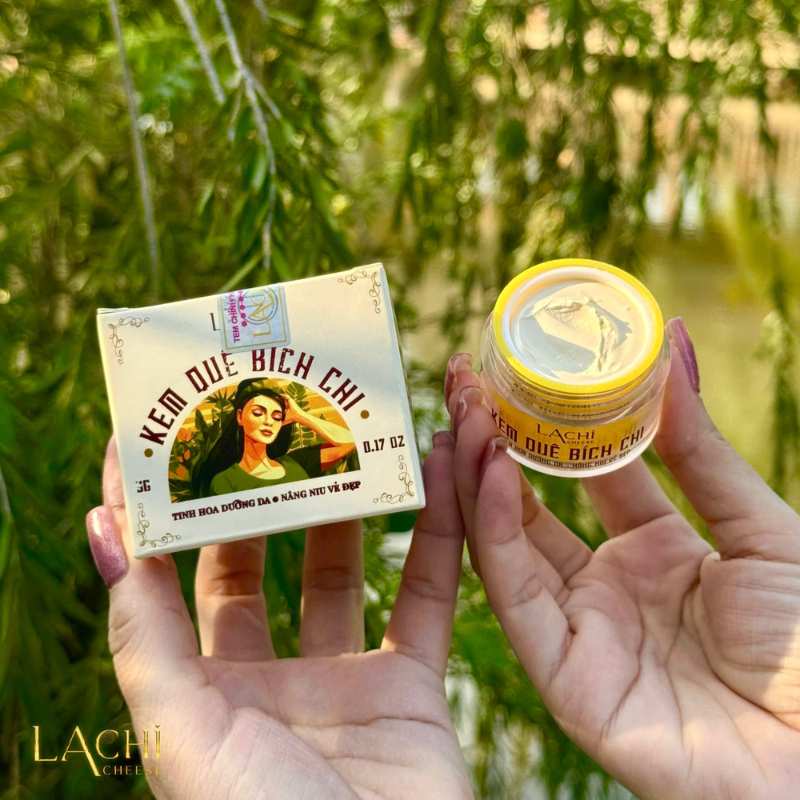 Mở nắp hũ kem và bao bì đi kèm