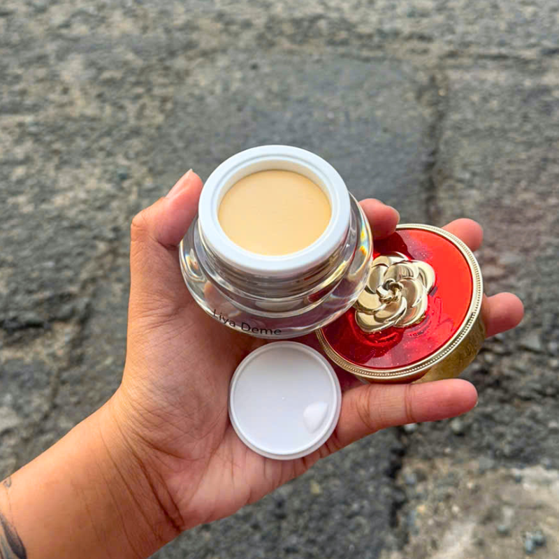 Chất kem màu be sáng khi mở nắp