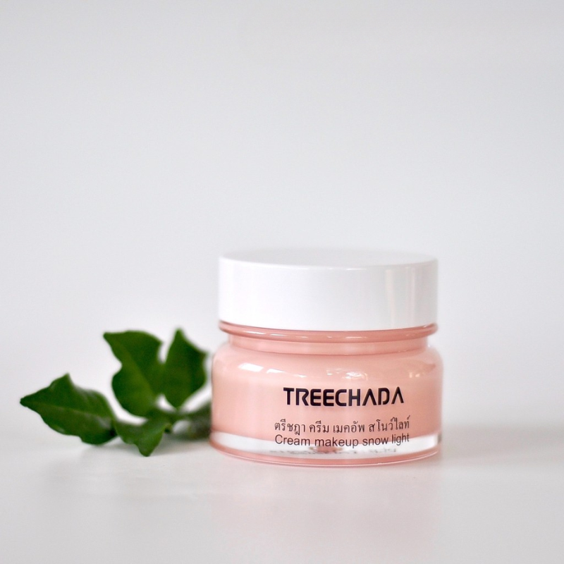Hũ kem hồng nhạt nắp trắng với tên Treechada in rõ mặt trước