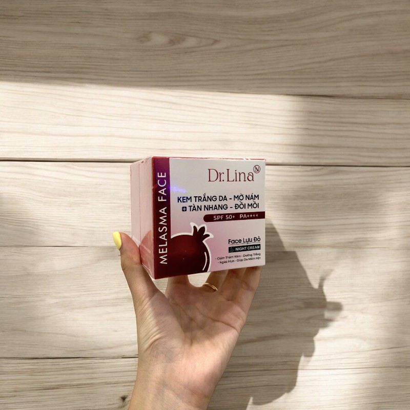 Góc nghiêng của hộp màu đỏ kem với tên Dr.Lina và Melasma Face