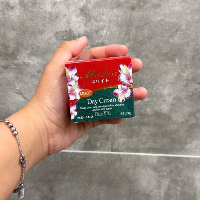 Hộp vuông 20g cầm gọn trong lòng bàn tay.