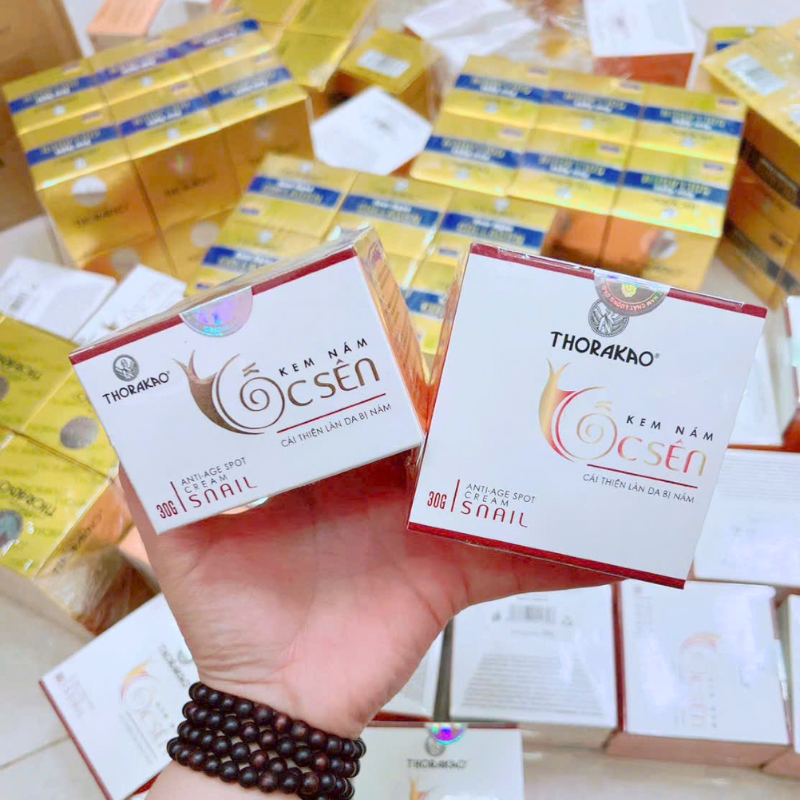 Hộp sản phẩm Thorakao cầm trên tay, dễ nhận diện thiết kế bao bì
