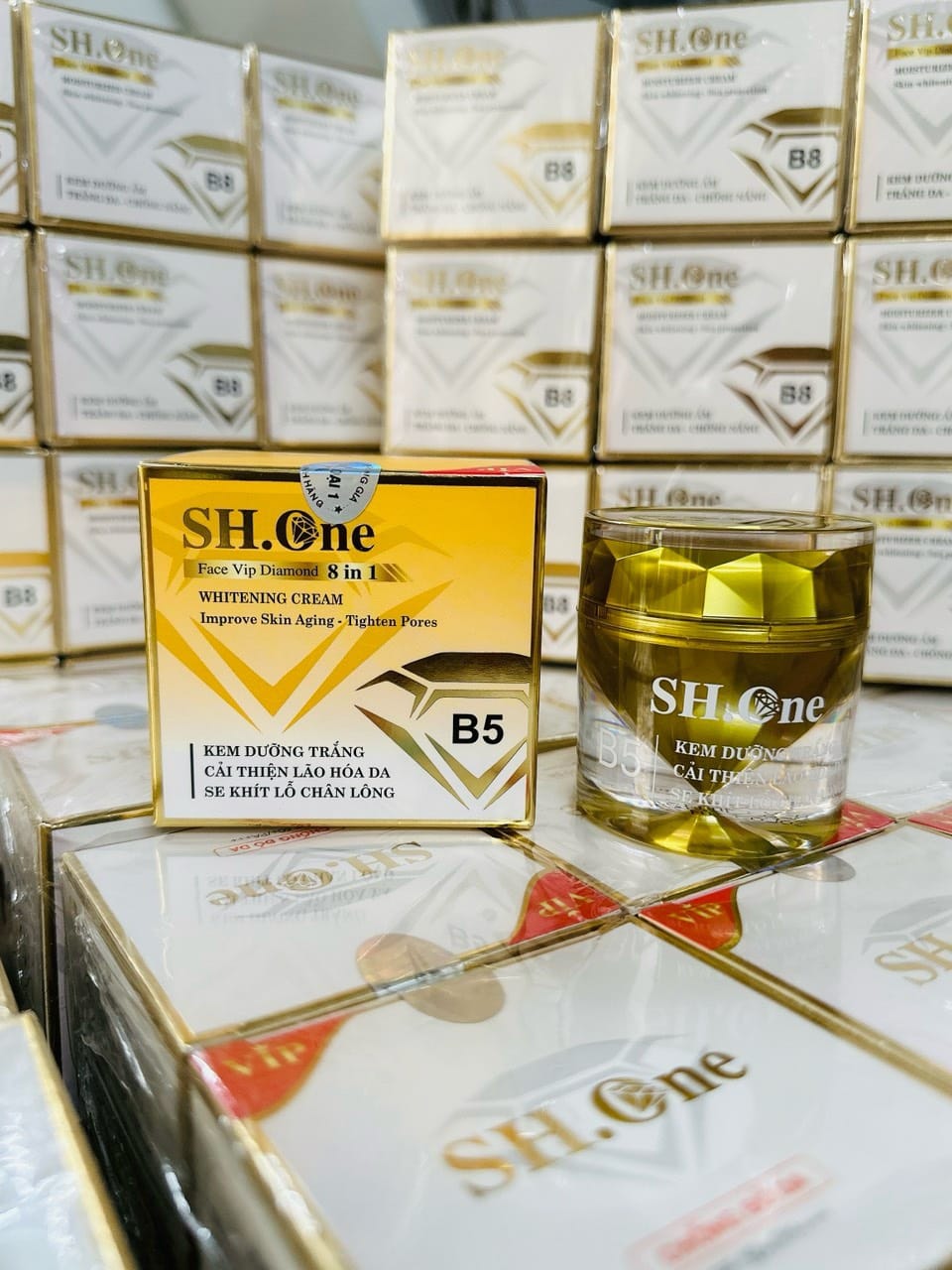 Hộp và hũ kem B5 màu vàng đặt cạnh nhau
