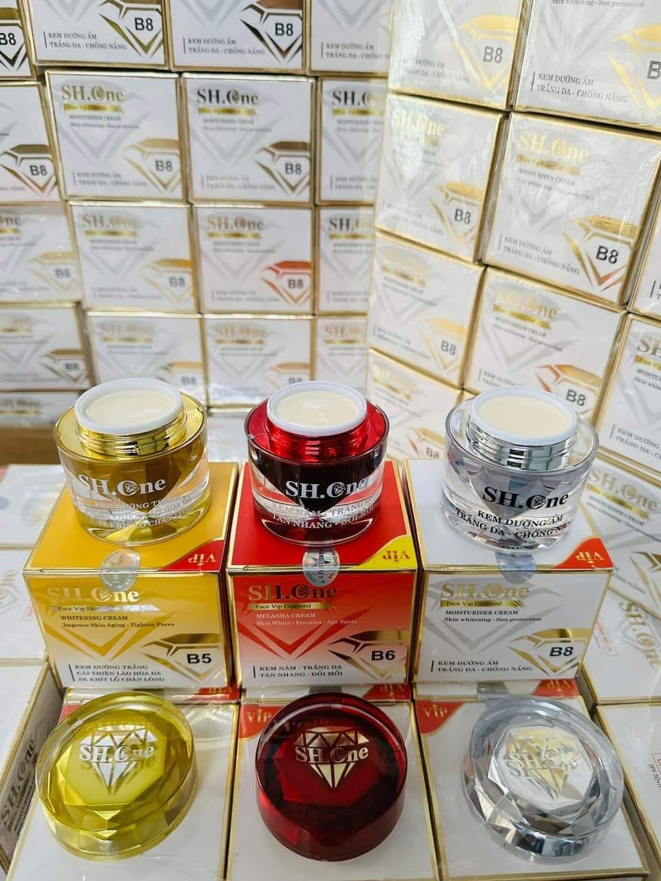 Các phiên bản màu trong dòng Face Vip Diamond, nổi bật hũ B8 màu trắng
