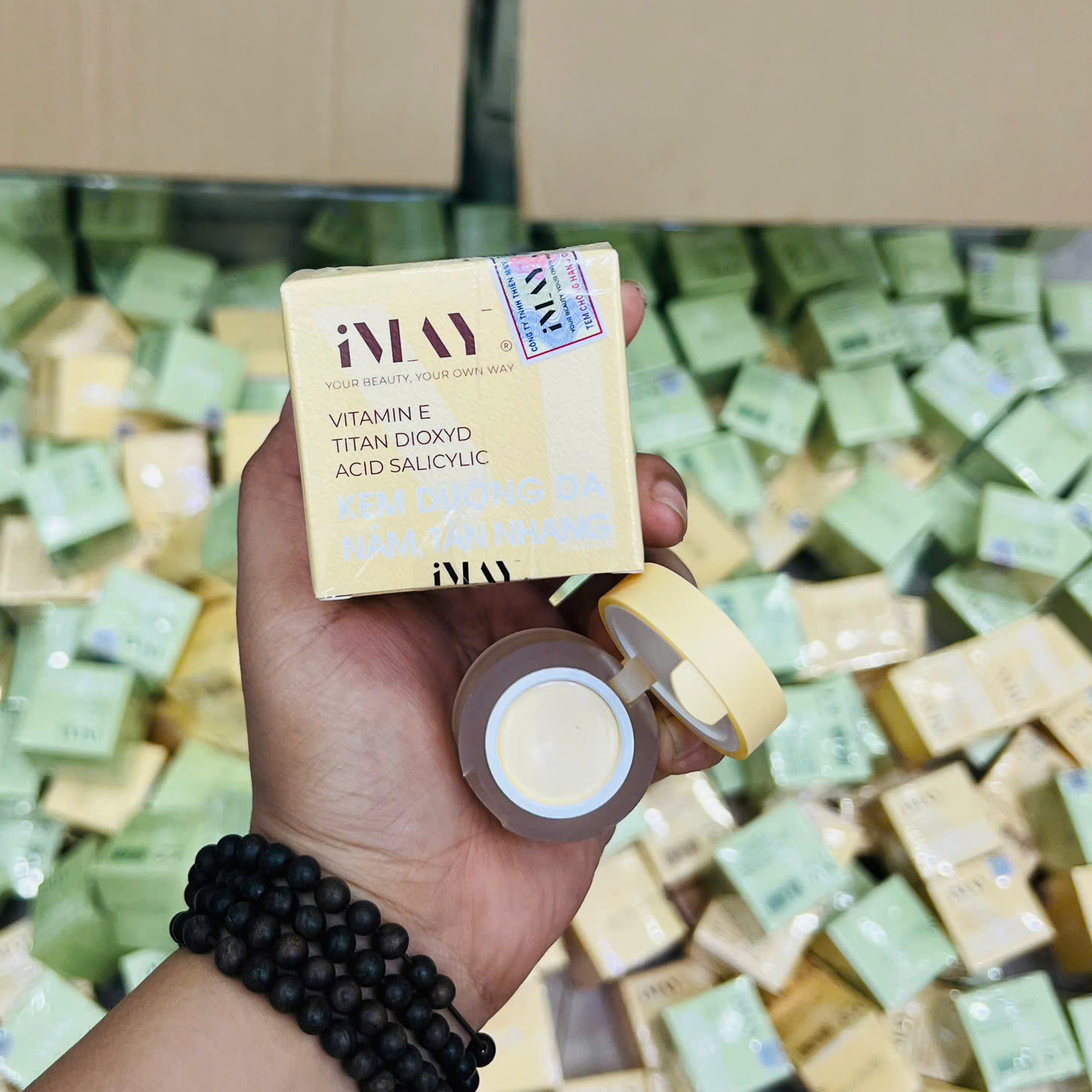 Cận cảnh mặt hộp với thông tin thành phần nổi bật