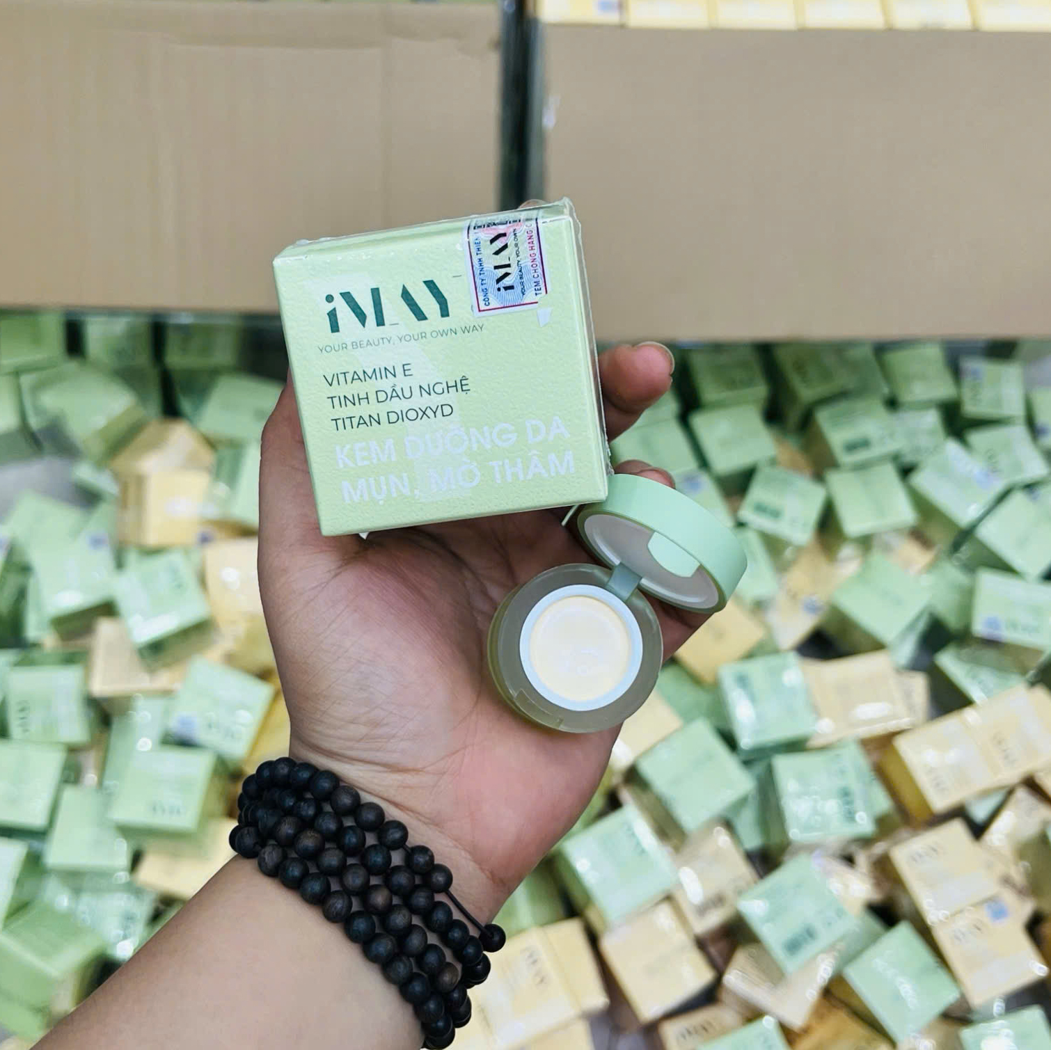 Cận cảnh hộp xanh và hũ kem nắp xanh của sản phẩm