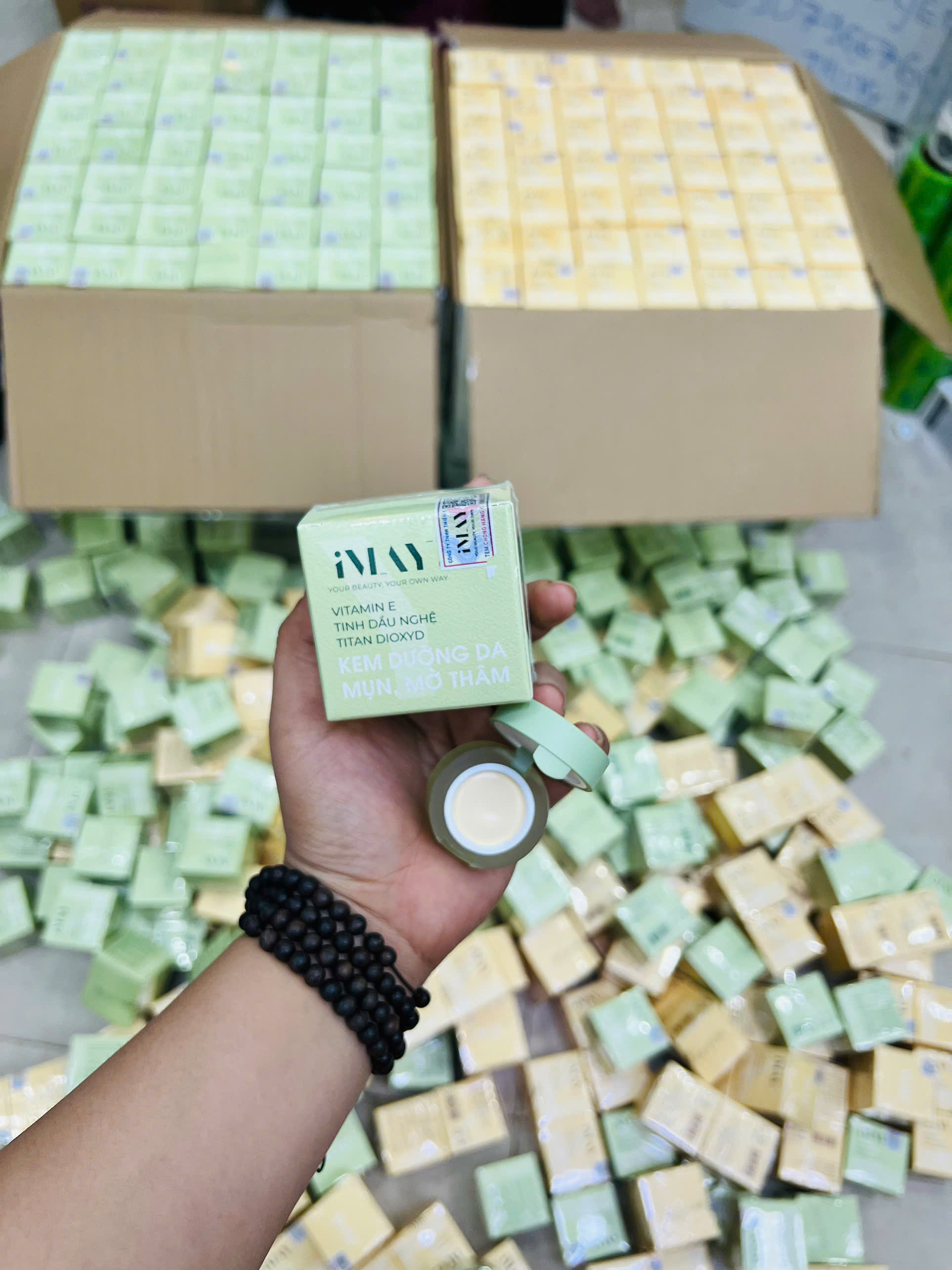Bao bì thể hiện các thành phần nổi bật như Vitamin E và tinh dầu nghệ