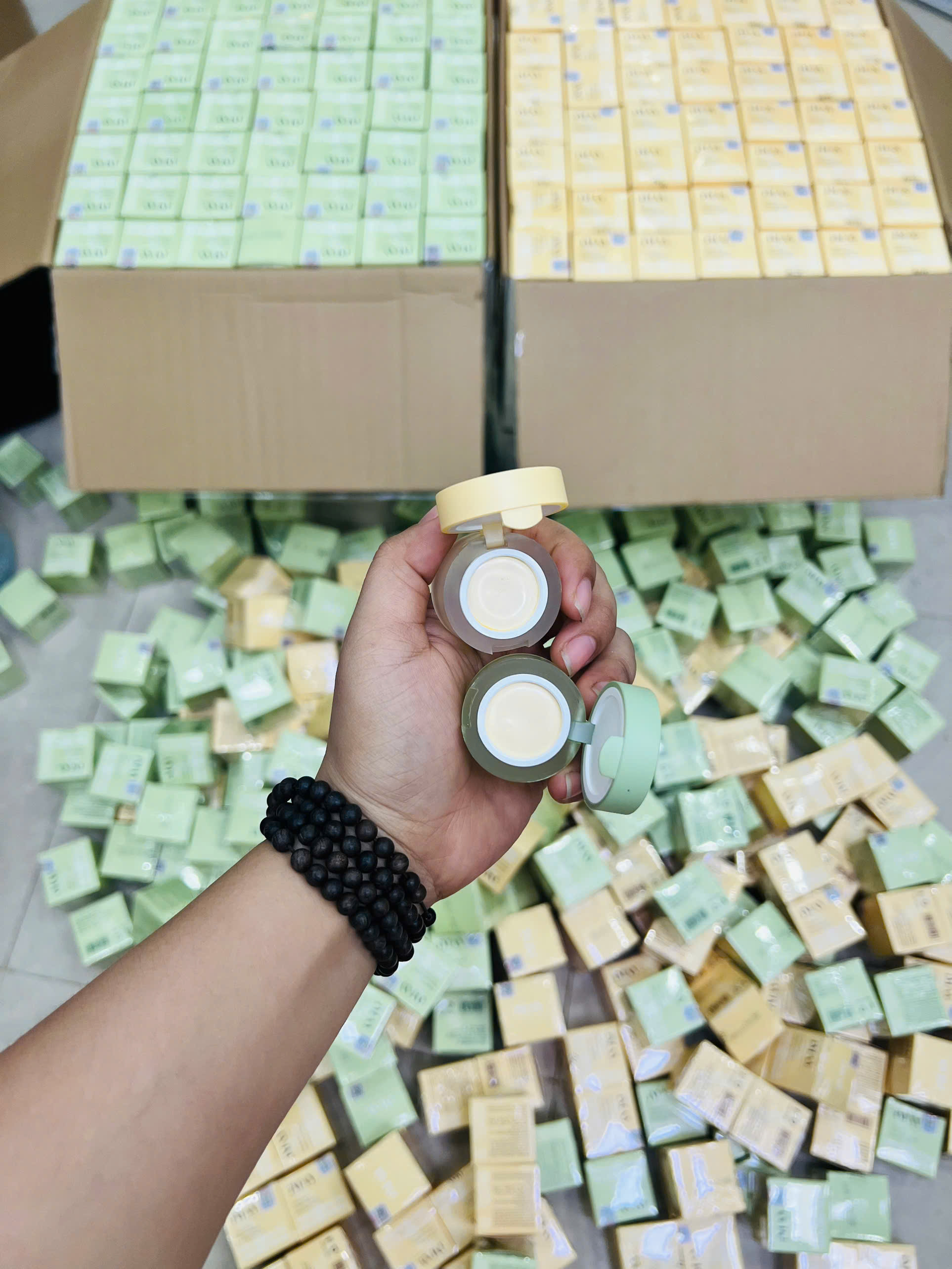 Hũ kem mở nắp cho thấy dạng kem bên trong