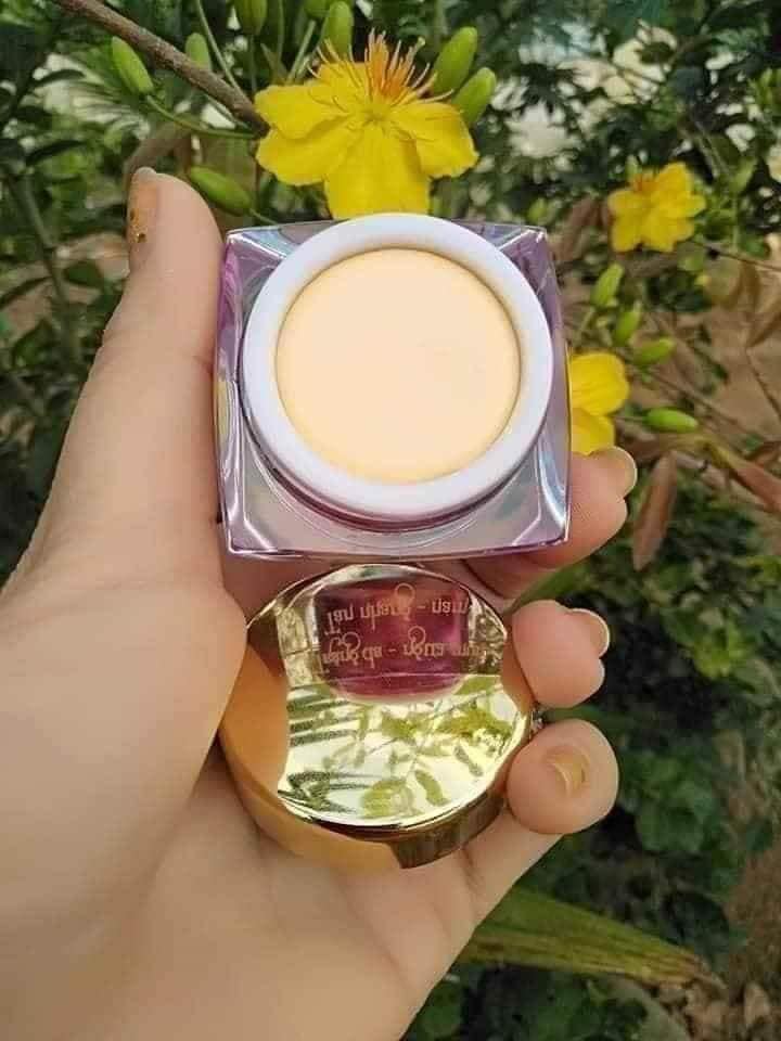 Chất kem màu sáng trong hũ tím nắp vàng