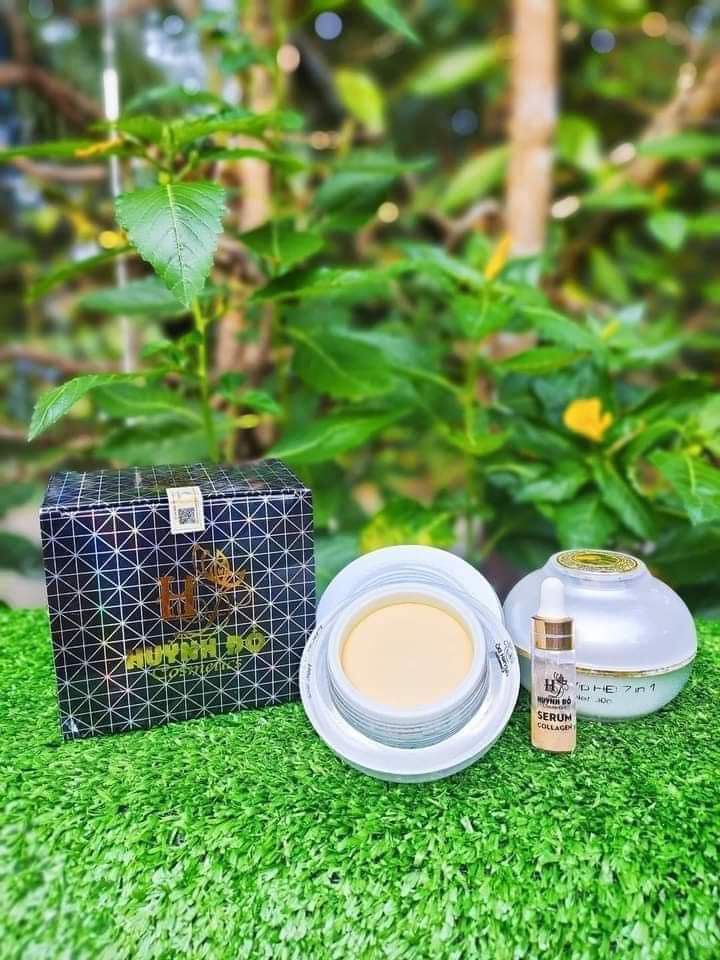 Cận cảnh hũ kem và lọ serum nhỏ giọt