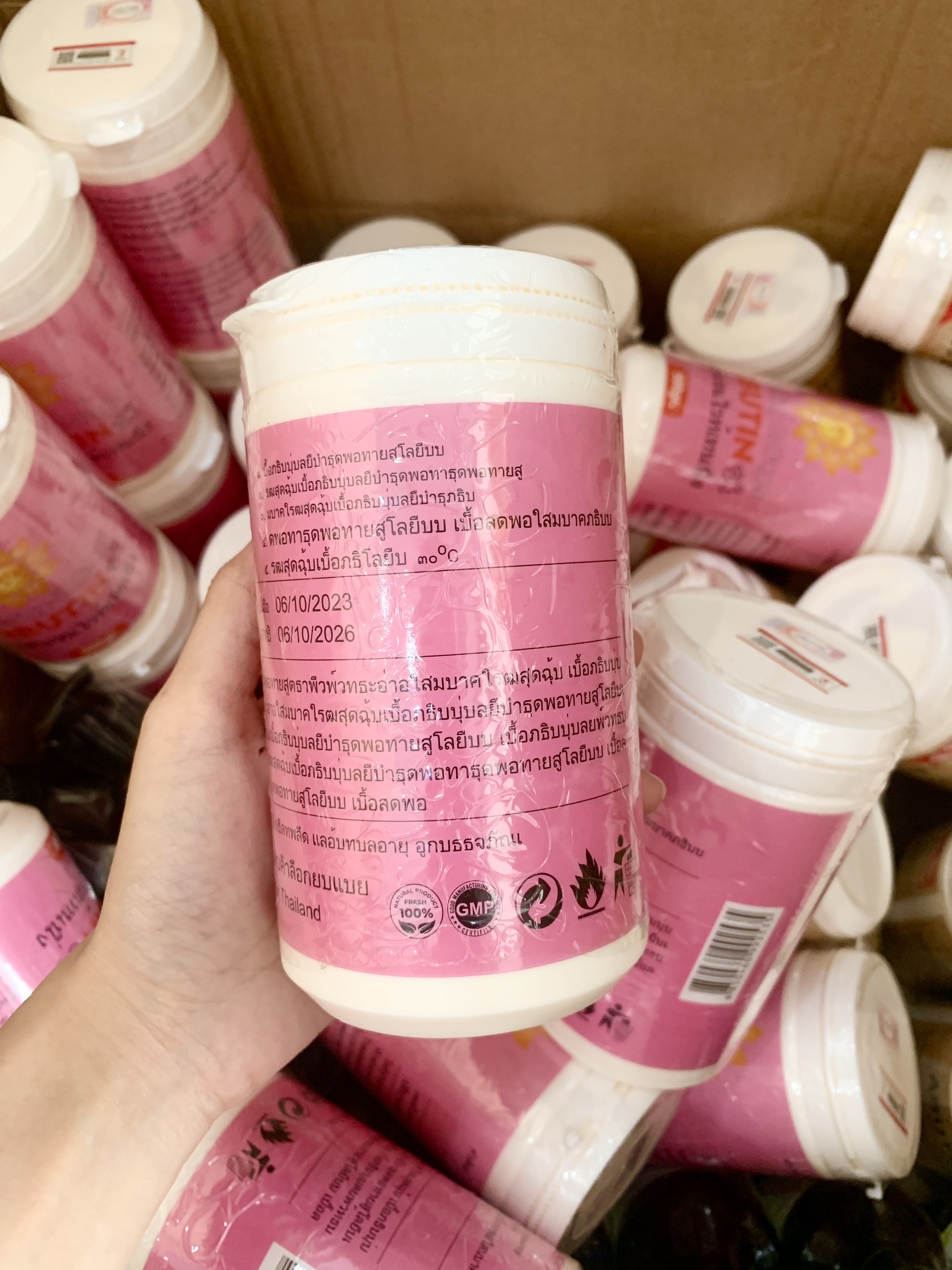 Mặt sau nhãn có thông tin tiếng Thái, gồm mốc ngày 06/10/2023 – 06/10/2026