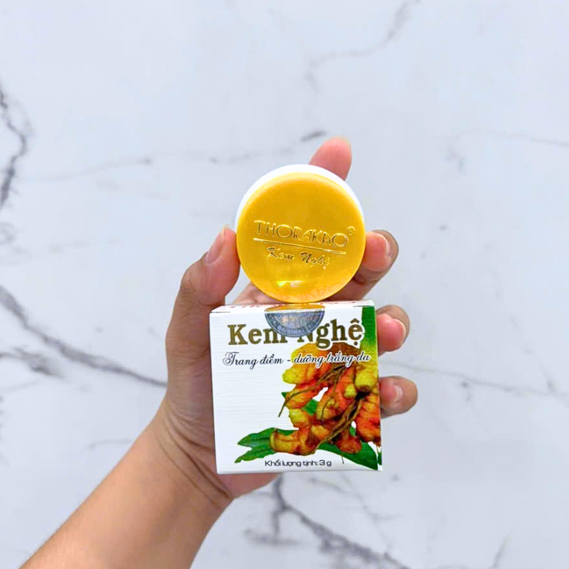 Ảnh cầm sản phẩm cho thấy kích thước mini dễ mang theo