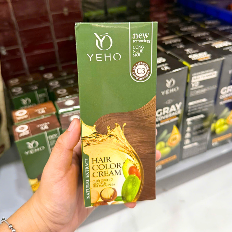 Hộp màu C3 được cầm trên tay, nhấn rõ tông nâu cà phê