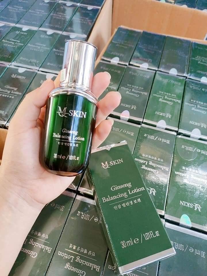 Bao bì thực tế với chai vòi nhấn và hộp giấy màu xanh