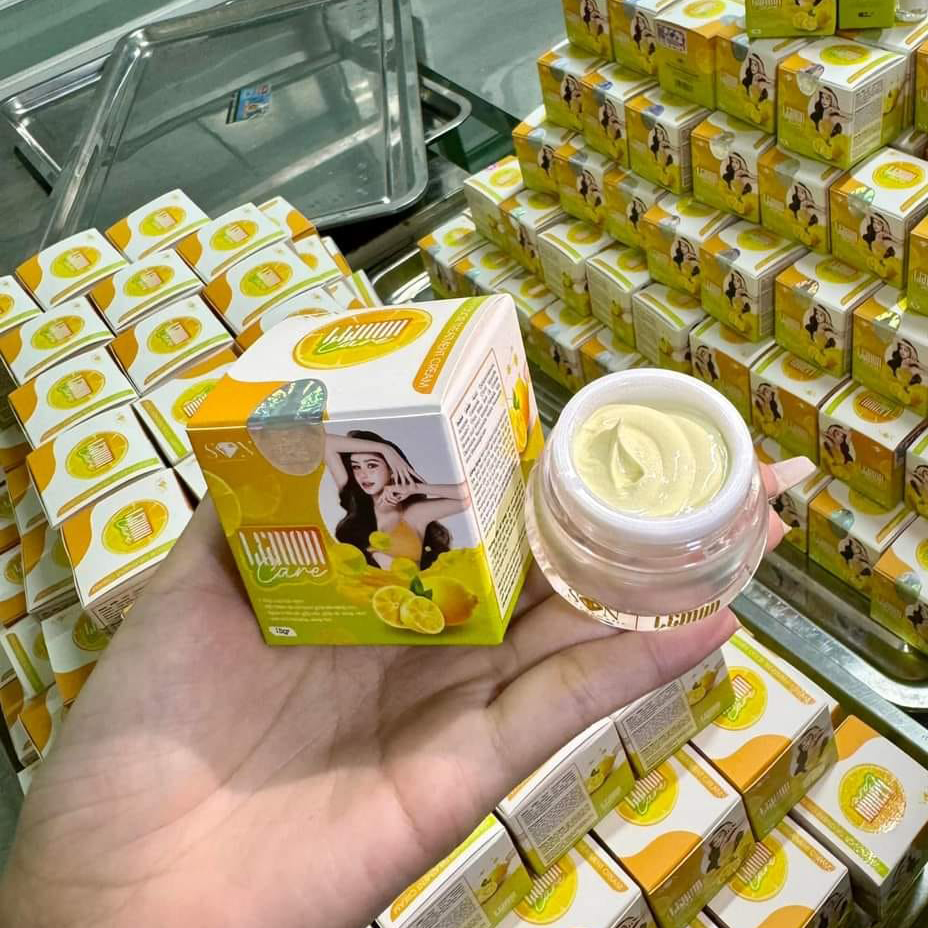 Hũ kem và hộp giấy tông vàng trắng của sản phẩm