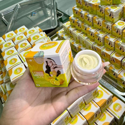 Kết cấu kem màu vàng nhạt khi mở nắp