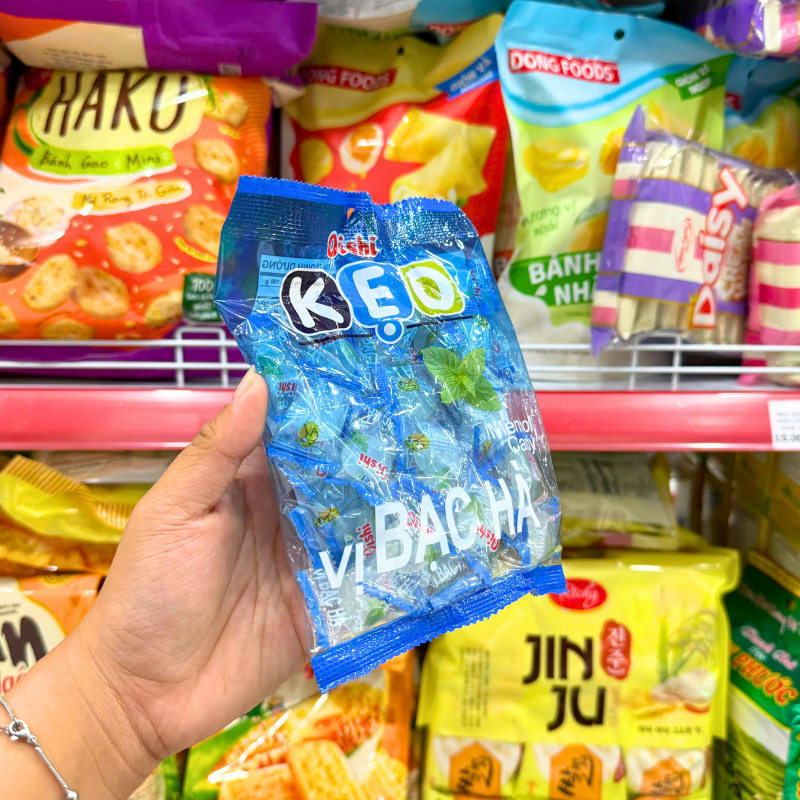 Kẹo gói lẻ bên trong túi lớn, tiện dùng từng viên