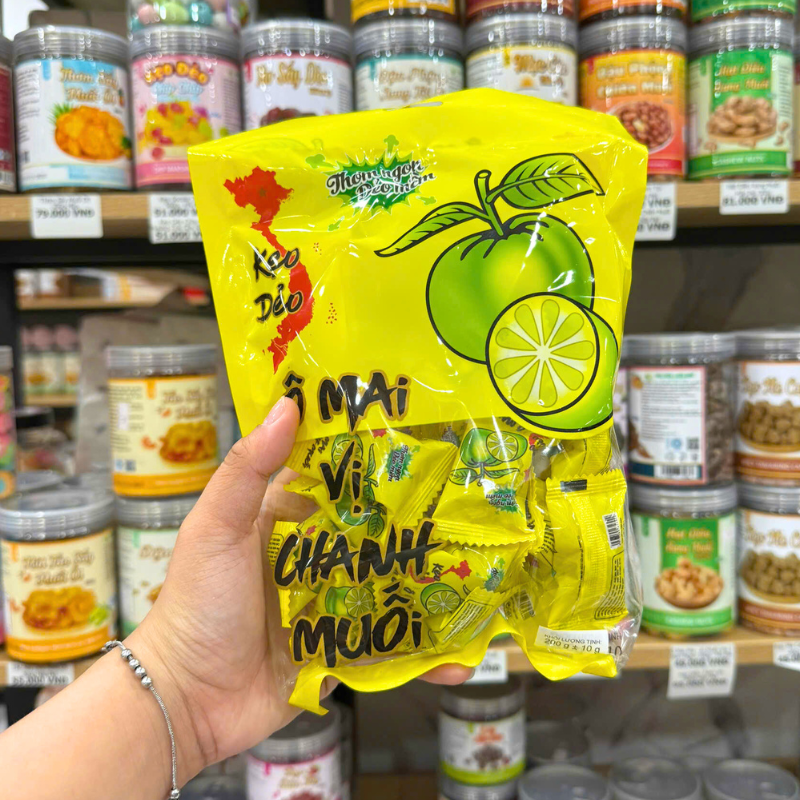 Mặt trước bao bì với hình minh họa chanh muối nổi bật