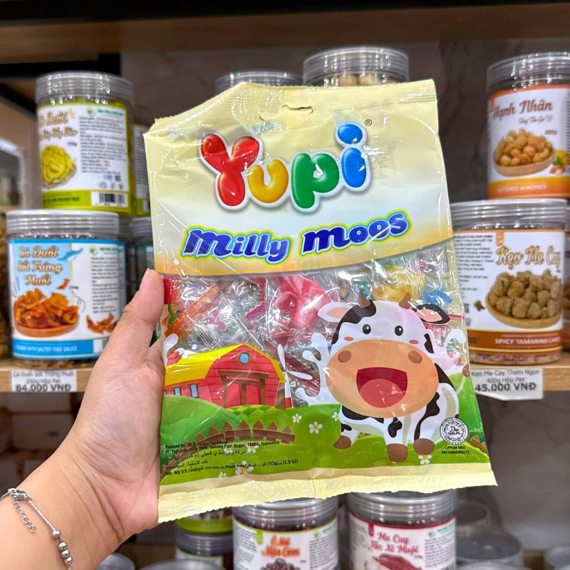 Mặt trước gói kẹo với thiết kế Milly Moos nổi bật