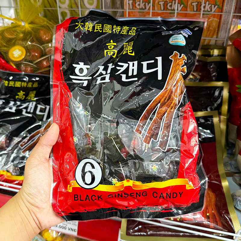 Mặt trước bao bì tông đen–đỏ với tên Black Ginseng Candy nổi bật