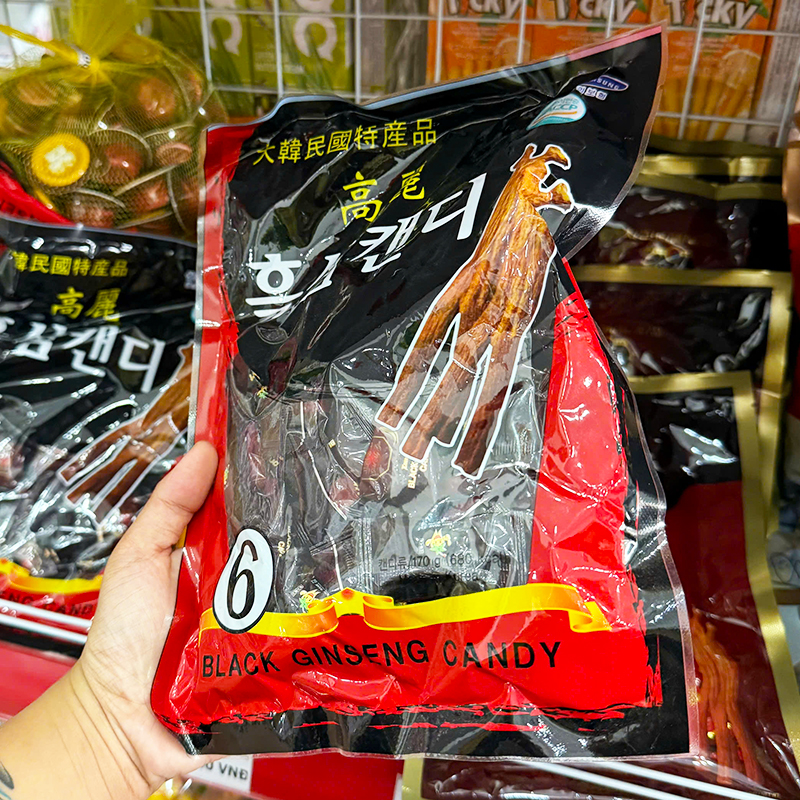 Góc cầm thực tế giúp hình dung kích thước túi và phong cách bao bì