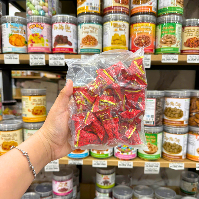 Kẹo viên bọc gói riêng bên trong hộp