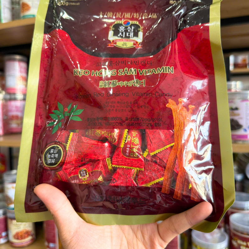 Cận cảnh bao bì và các viên kẹo gói riêng bên trong