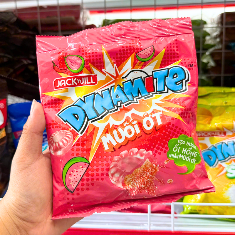 Mặt trước gói kẹo với nhận diện hương ổi hồng muối ớt