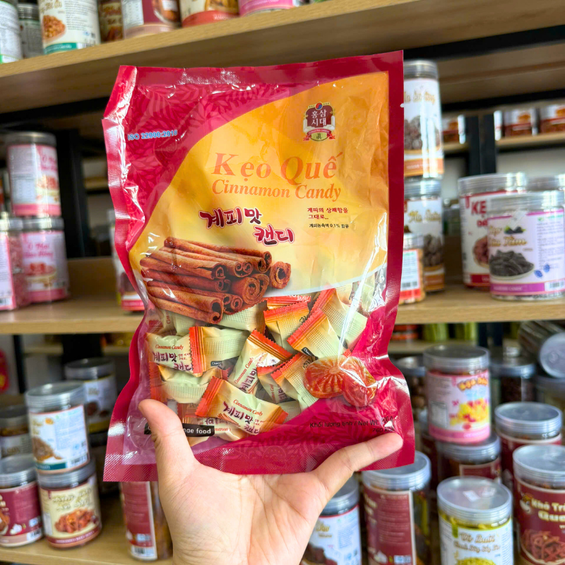 Mặt trước bao bì với hình quế và kẹo gói lẻ bên trong