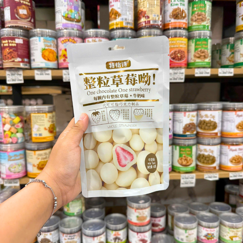 Góc cận mặt trước bao bì khi cầm trên tay