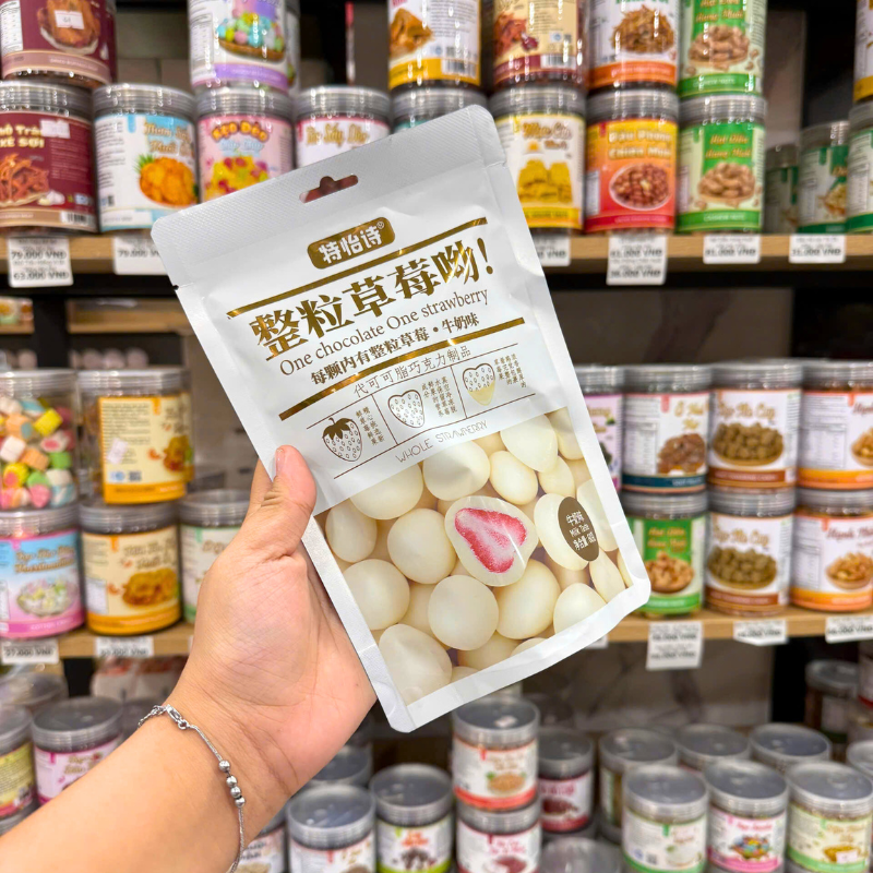 Mặt trước bao bì thể hiện rõ lớp kẹo bên ngoài và phần dâu tây bên trong