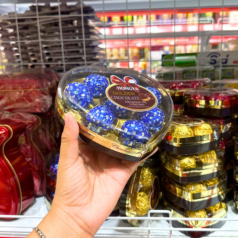 Góc nghiêng cho thấy hộp nhựa trong và cách sắp xếp viên kẹo