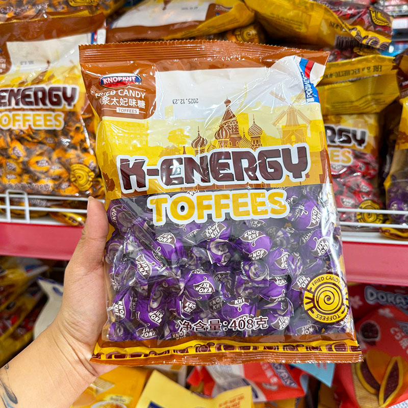 Mặt trước bịch kẹo với tên dòng K-Energy Toffees và khối lượng 408g