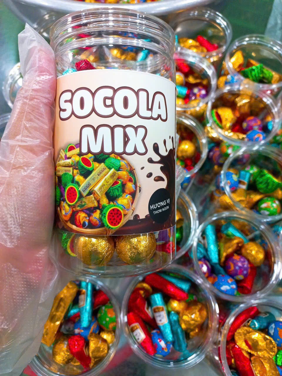 Cận cảnh hộp nhựa trong với nhãn Socola Mix