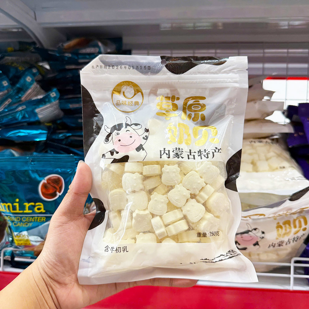 Mặt trước bao bì dạng túi, kẹo viên nén nhìn rõ qua lớp trong suốt