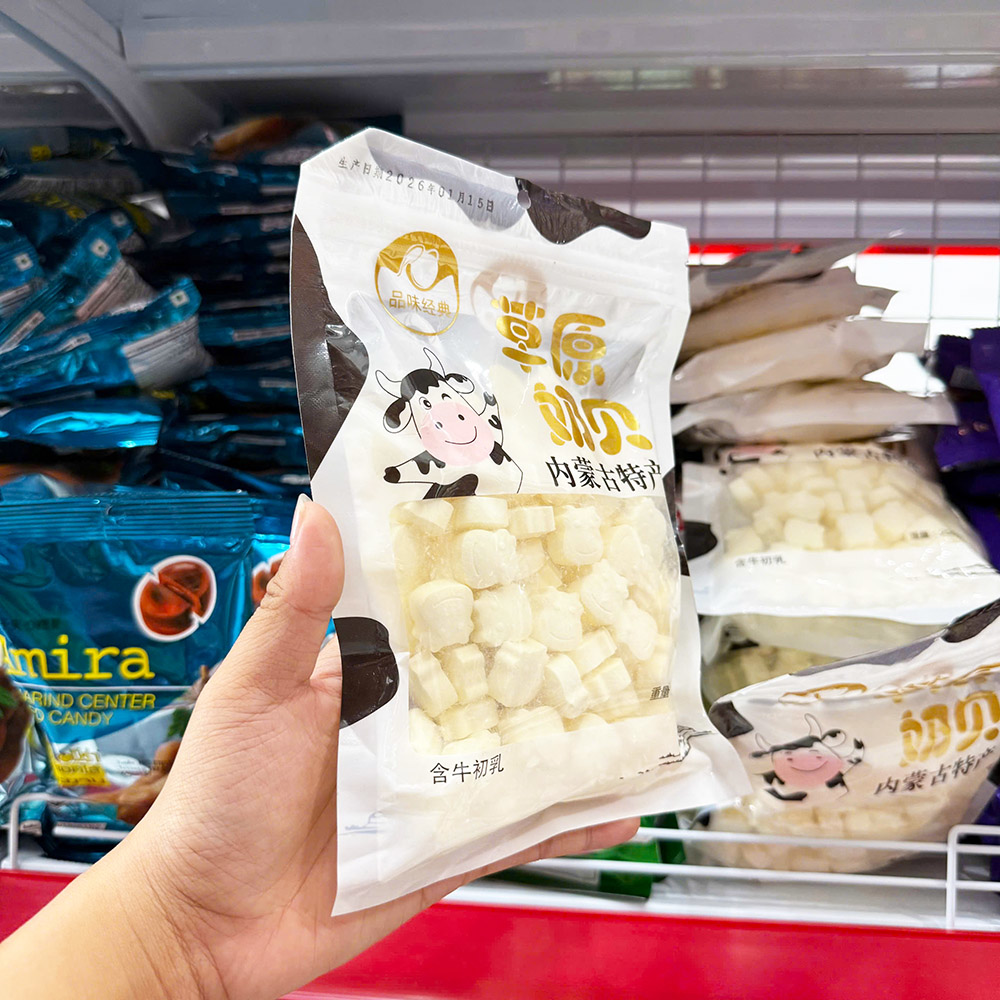 Cận cảnh viên kẹo sữa nén màu kem, kích thước nhỏ gọn
