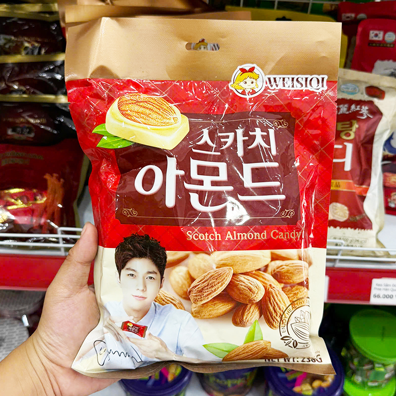Mặt trước bao bì với tên dòng Scotch Almond Candy và khối lượng 238g