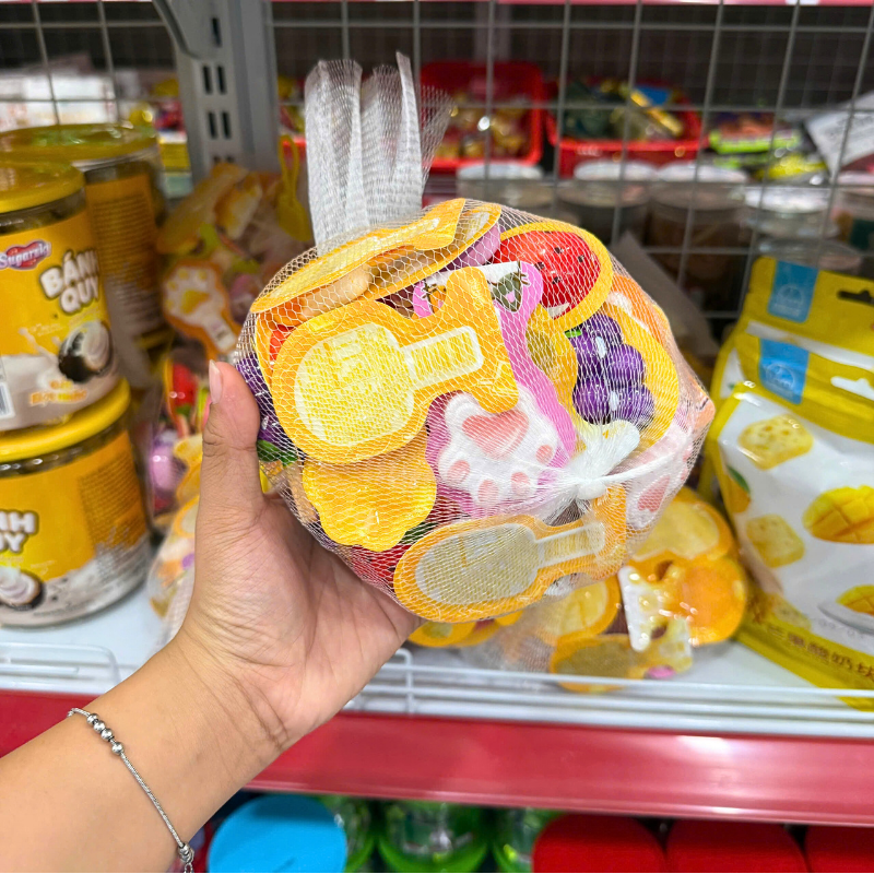 Cận cảnh nhiều viên thạch tạo hình ngộ nghĩnh trong túi lưới