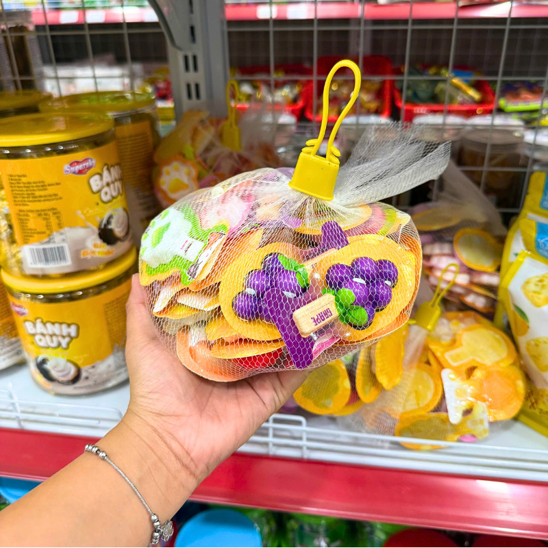 Túi thạch nhiều màu với các hình trái cây và que kem