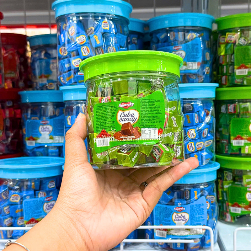 Mặt trước hũ kẹo xanh lá với nhãn Cube Candy