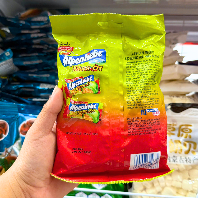 Mặt sau bao bì với bảng thành phần và thông tin sản phẩm