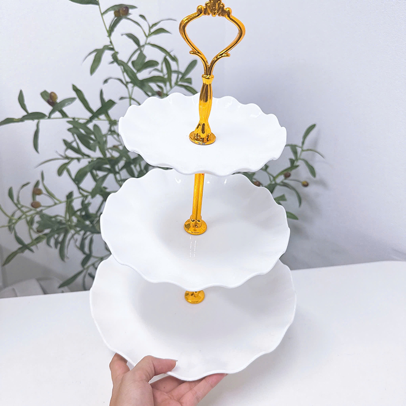 Góc chụp gần cho thấy dáng khay và phần viền uốn lượn
