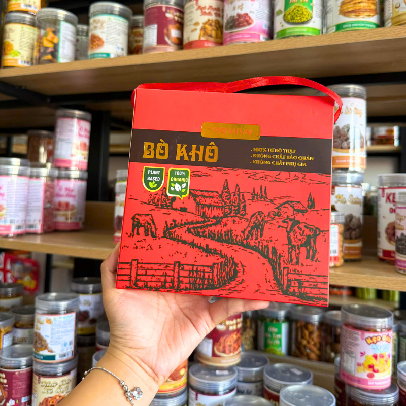 Thiết kế hộp vuông màu đỏ có quai xách tiện mang theo